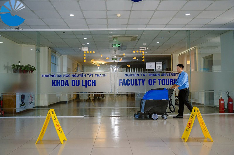 Vì sao nên sử dụng dịch vụ vệ sinh trường học?